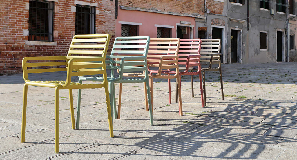 Doga Stühle in Reihe und in verschiedenen Farben hintereinander auf der Strasse aufgreit