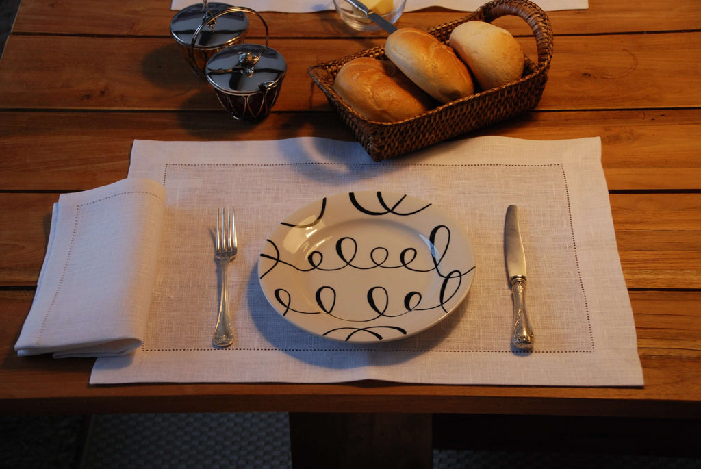 Tischsets hier aus Leinen mit Hohlsaum und breiter Bordüre