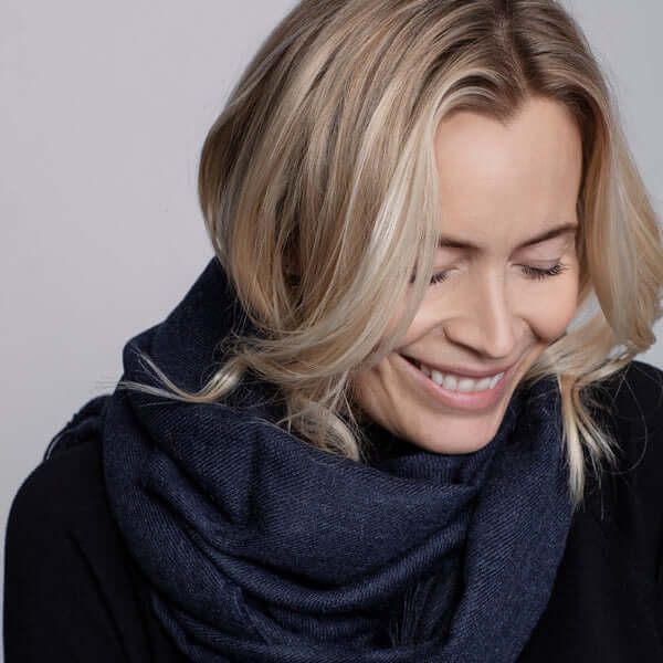 Frau mit Traveller Schal von Elvang