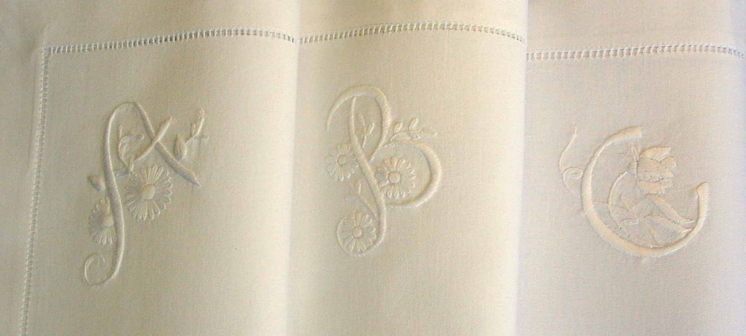 Monogramm Servietten handgestickt mit Hohlsaum und breiter Bordüre von Lindhorst 1881
