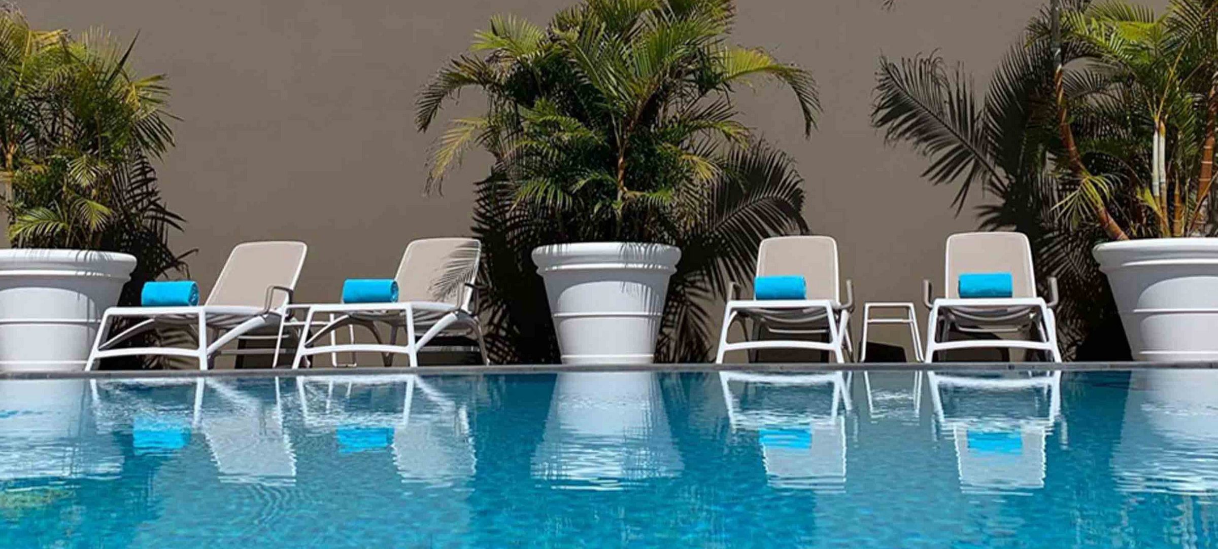 Sonnenliegen am pool