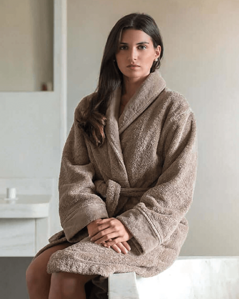 Frau in Egoist Bademantel von Graccioza