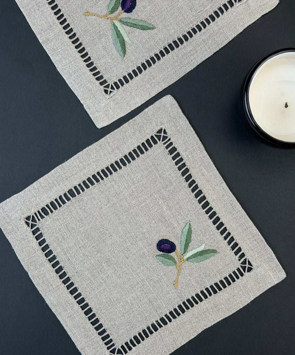 Zwei Cocktail Servietten mit Teelicht.