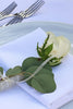Servietten aus Stoff, breiter Saum, mit silbernem Besteck und einer weißen Rose dekoriert