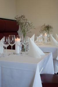 Tischdecken weiß im Restaurant eingedeckt