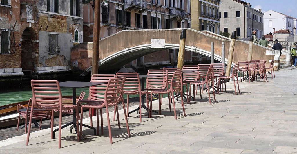 Doga Stühle von Nardi in Venedig an einem Restaurant an einem  Kanal  mit typischer Bogenbrücke im Hintergrund