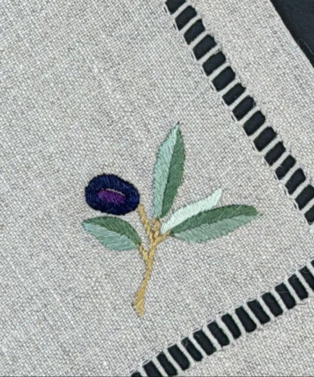 Nahaufnahme der Cocktail Servietten Oliven mit Teelicht.