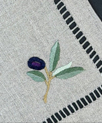 Nahaufnahme der Cocktail Servietten Oliven mit Teelicht.