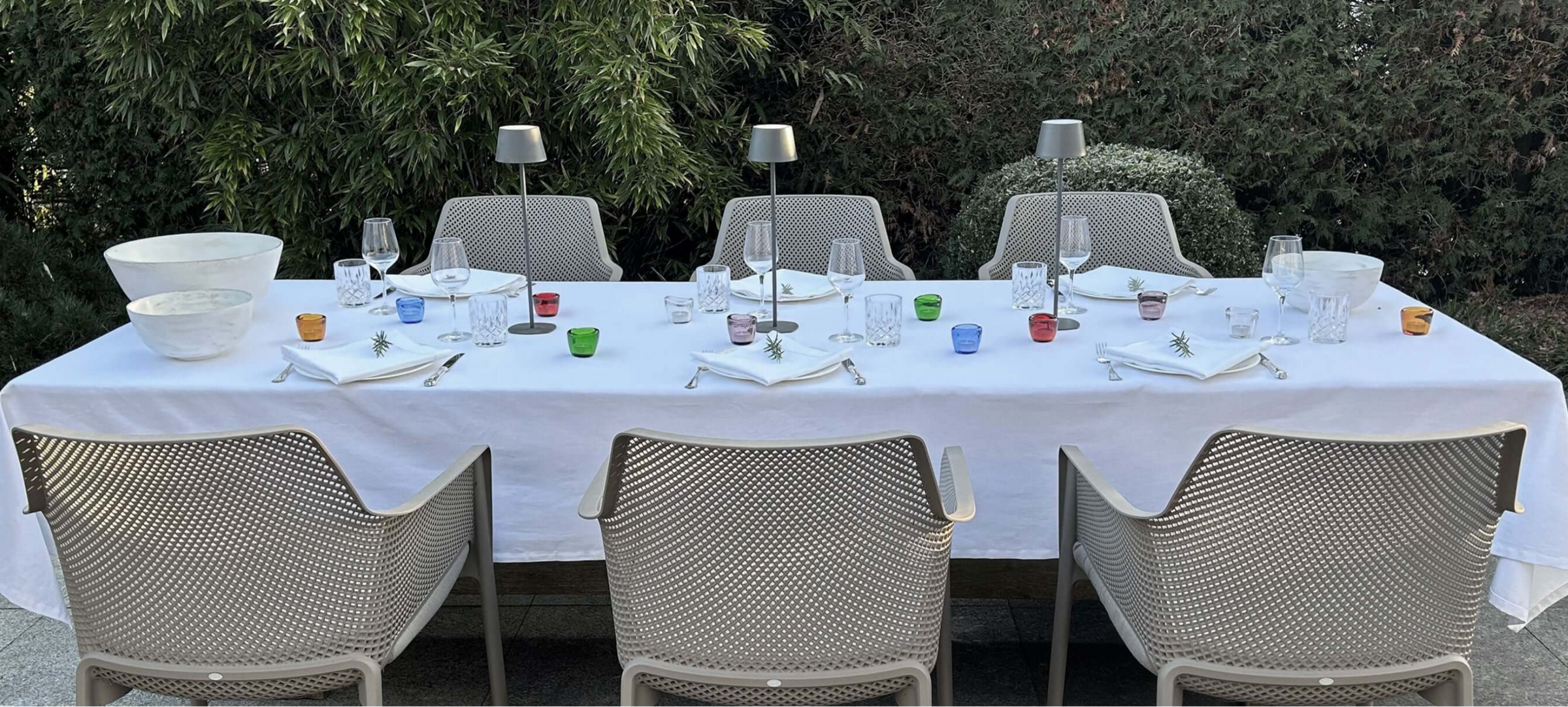 Tischdecke Como 150x350cm auf gedecktem Tisch im Garten