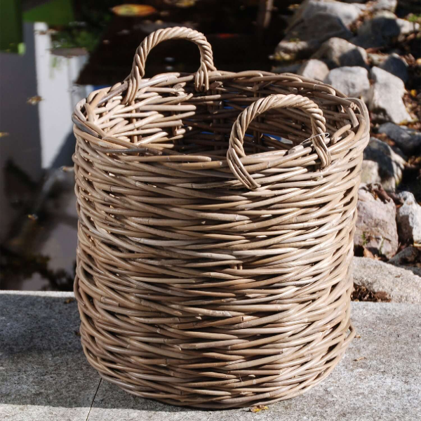 runder Rattankorb mit Henkeln für Kaminholz und Pflanzen. Kaminholzkörbe Lech Rattan grau, Brennholzkörbe 