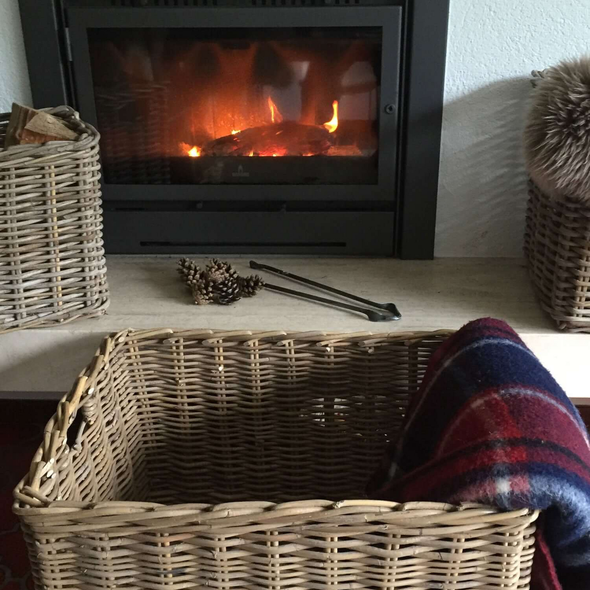 Rechteckiger Korb aus Rattan mit praktischen Griffaussparungen. Kaminholzkörbe Lech Rattan grau, Brennholzkörbe in meiner Nähe, Brennholzkörbe zu verkaufen, Brennholzkörbe, Schwerlast-Holzkorb.