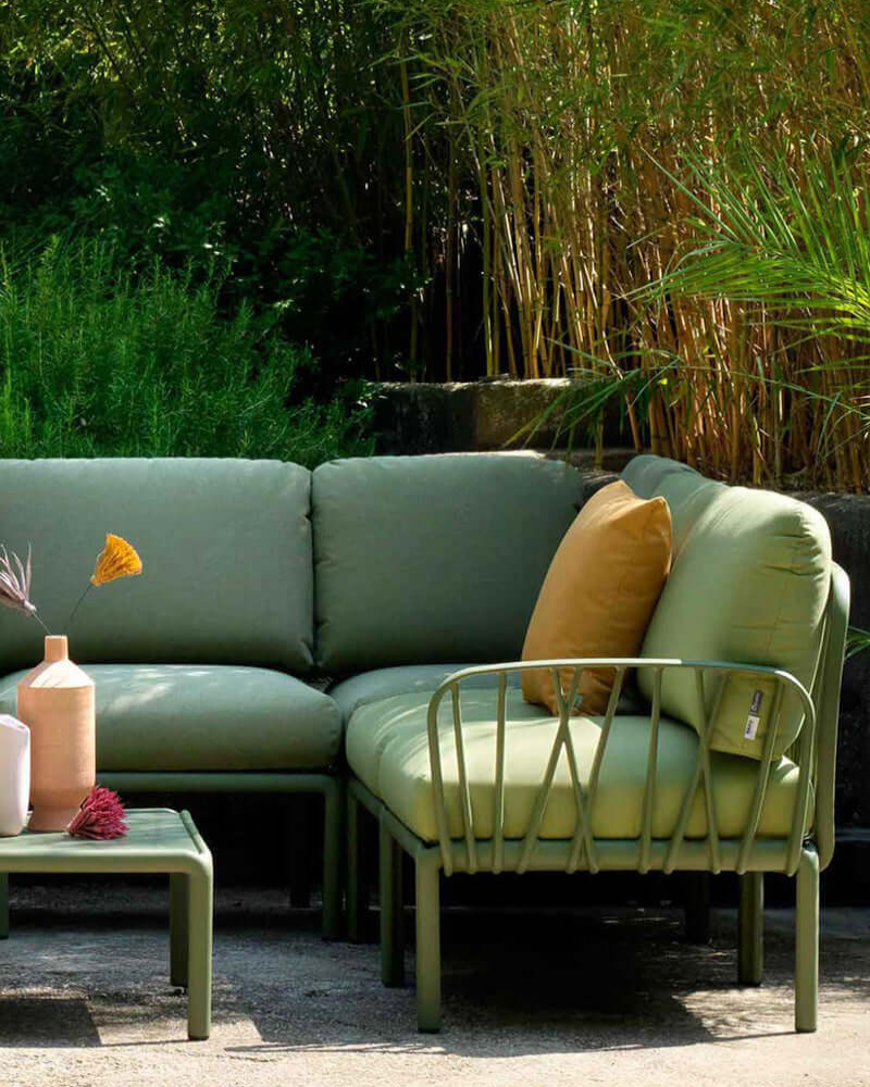 Lounge Möbel Komodo von Nardi im Garten in Szene gesetzt