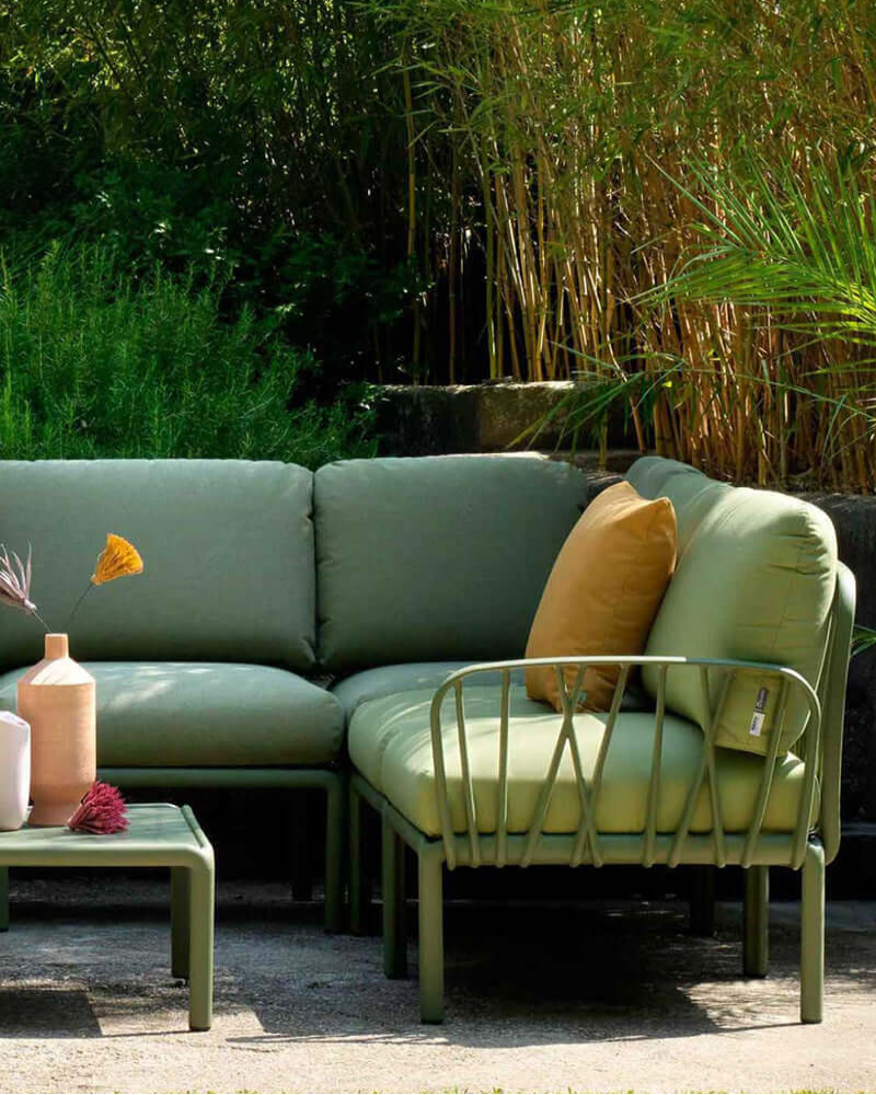Lounge Möbel Kommodo von Nardi im Garten