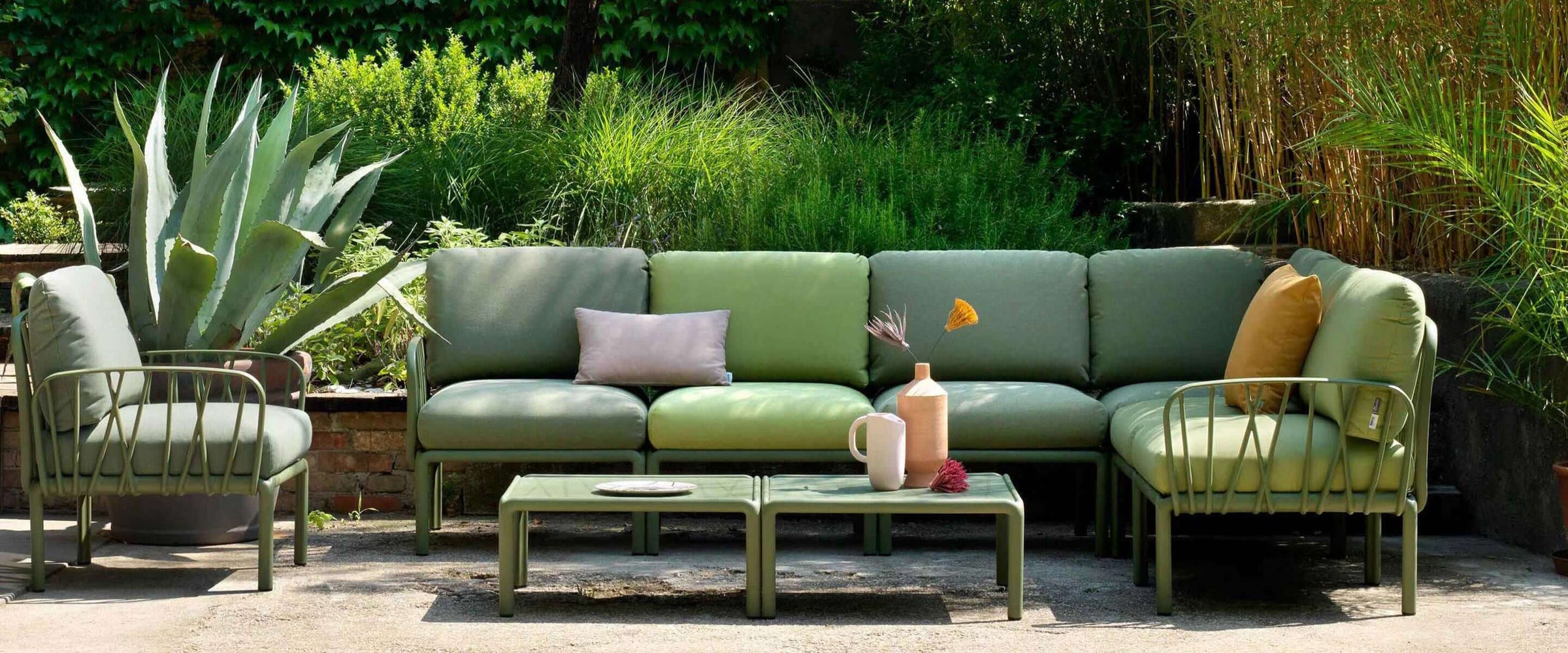 Lounge Möbel Kommodo von Nardi im Garten