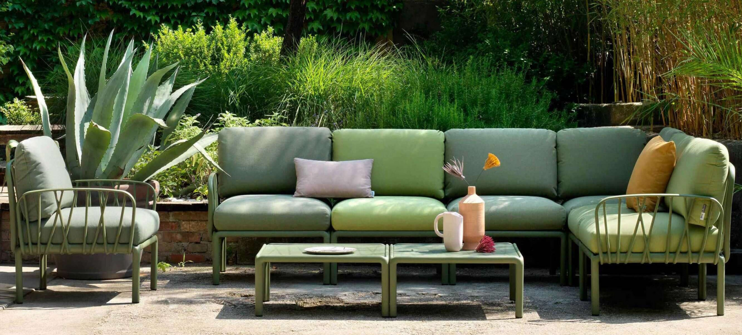 Loungemöbel Komodo Farbe Agave grün im Garten dekoriert