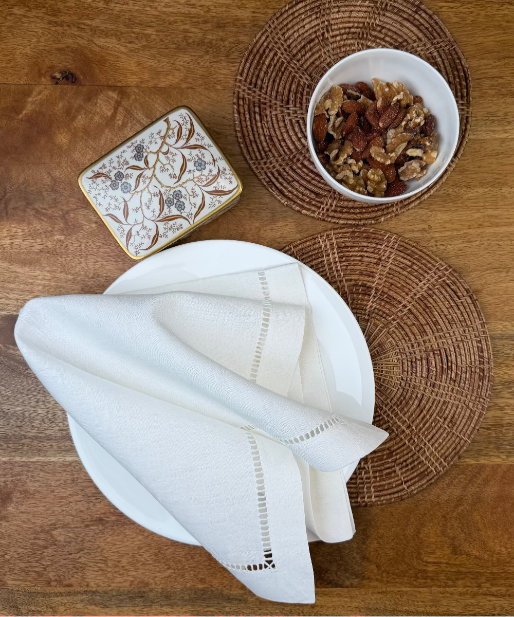 Lenenserviette Riva 50x50cm auf Holztisch drapiert.