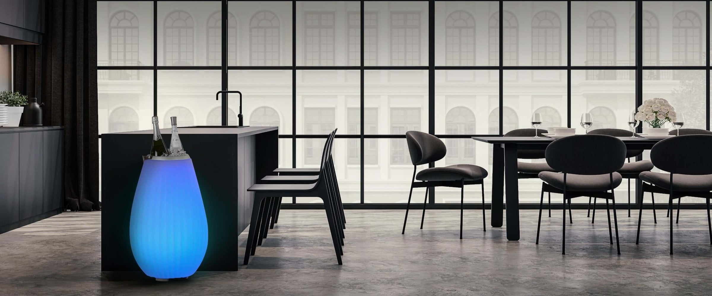 The Joouly in schwarzer eleganter Wohnküche in Szene gesetzt