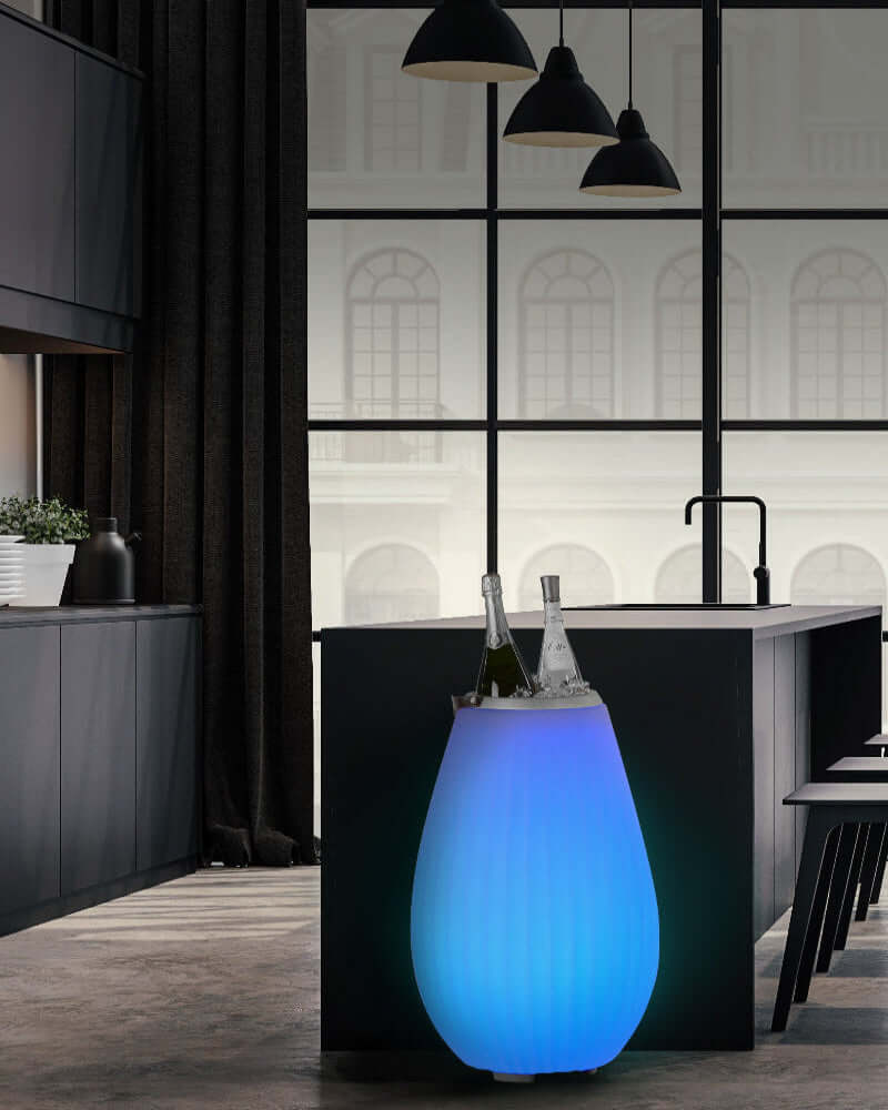 The Joouly mit blauem Licht in schwarzer Küche dekoriert