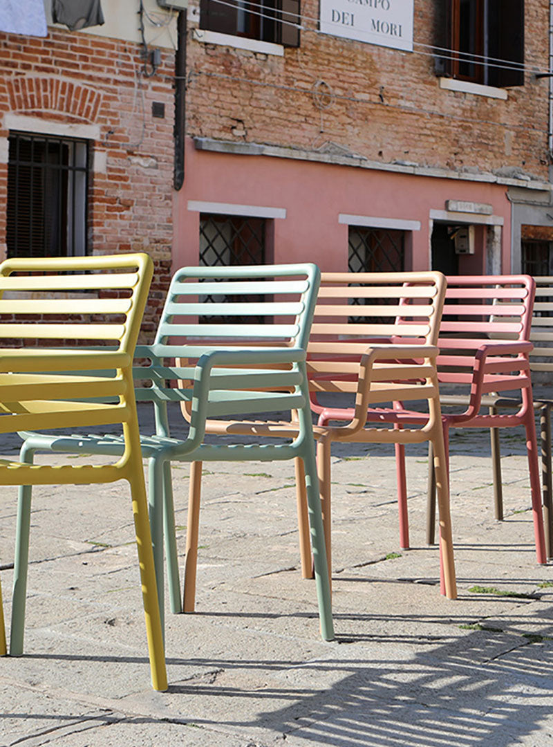 Nardi Doga Armchair Outdoor Stuhl in vielen Farben aufgestellt
