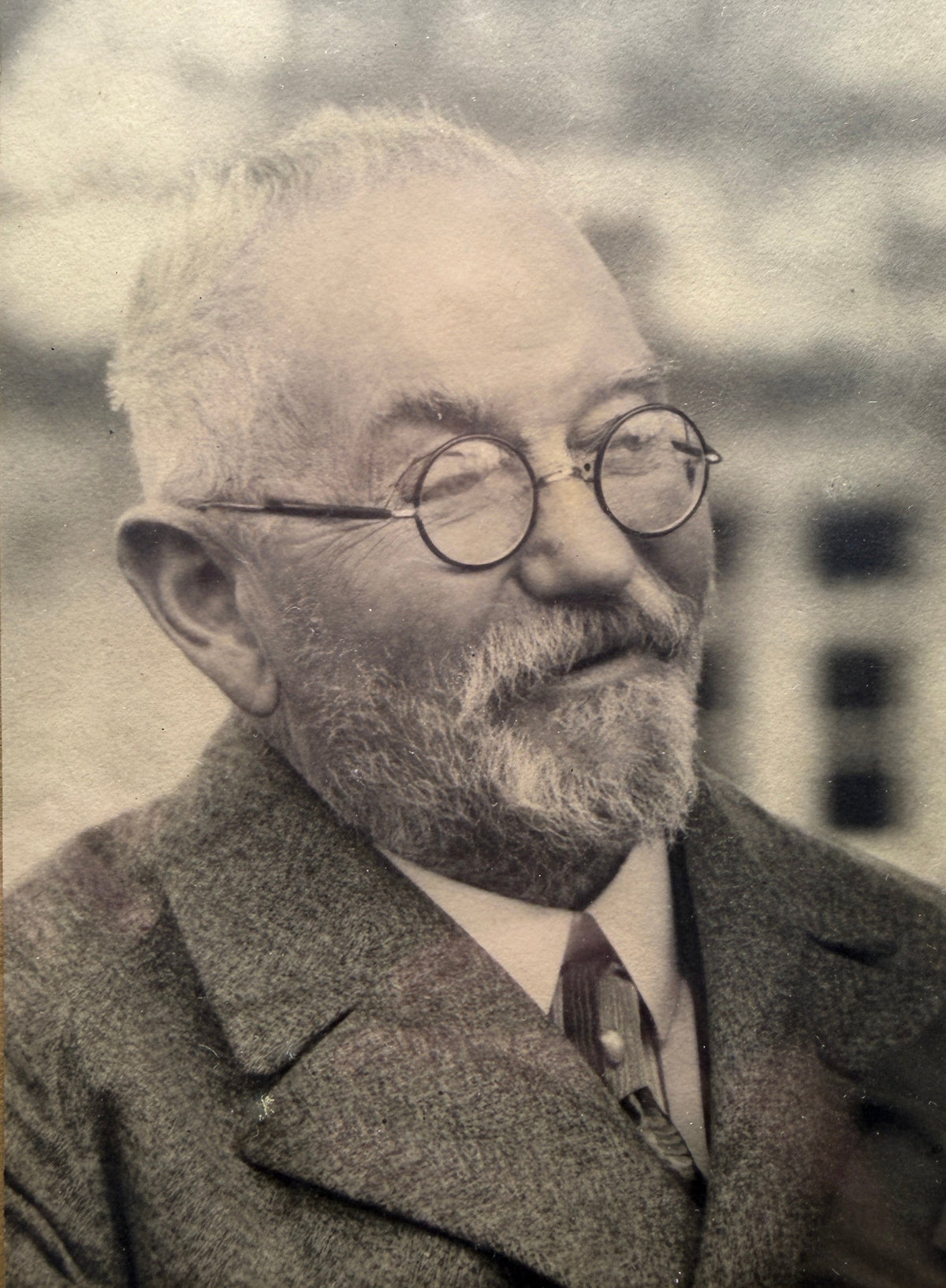 Paul Lindhorst (1849-1939) gründete 1881 die Kunststickerei  P. Lindhorst in Berlin.