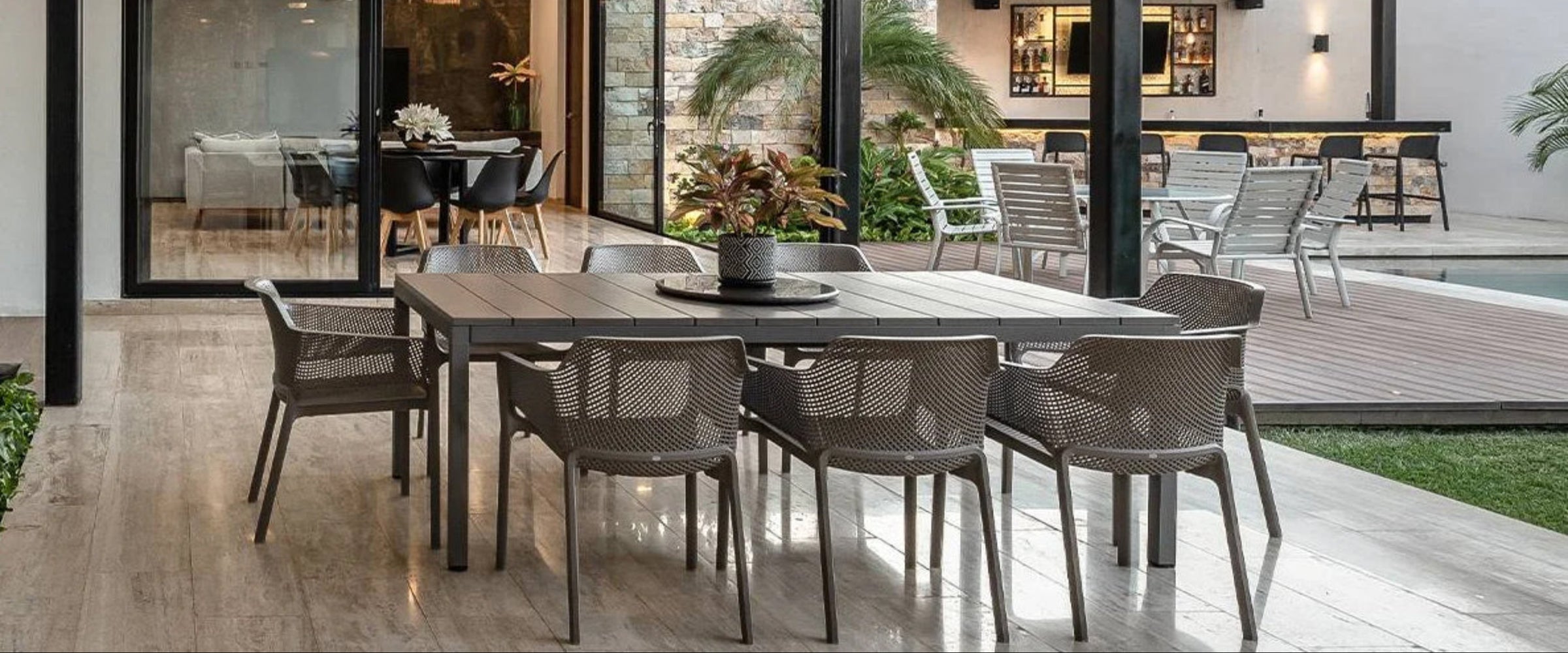 Rio Alu Tortora auf Terrasse mit 8 Net Loungern