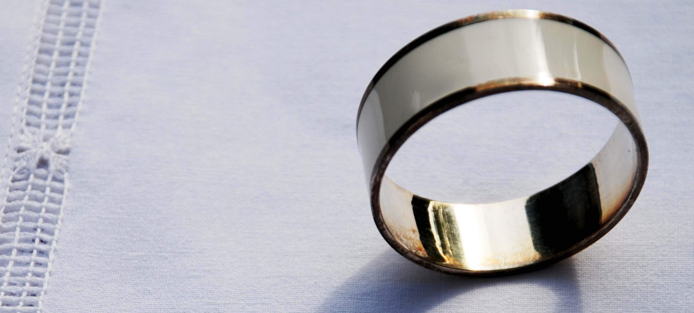 Serviettenring Lindhorst 1881 mit Serviette fotogrfiert