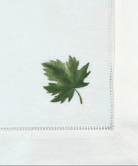 Nahaufnahme der Stoffservietten Ahorn 50x50cm handbestickt.