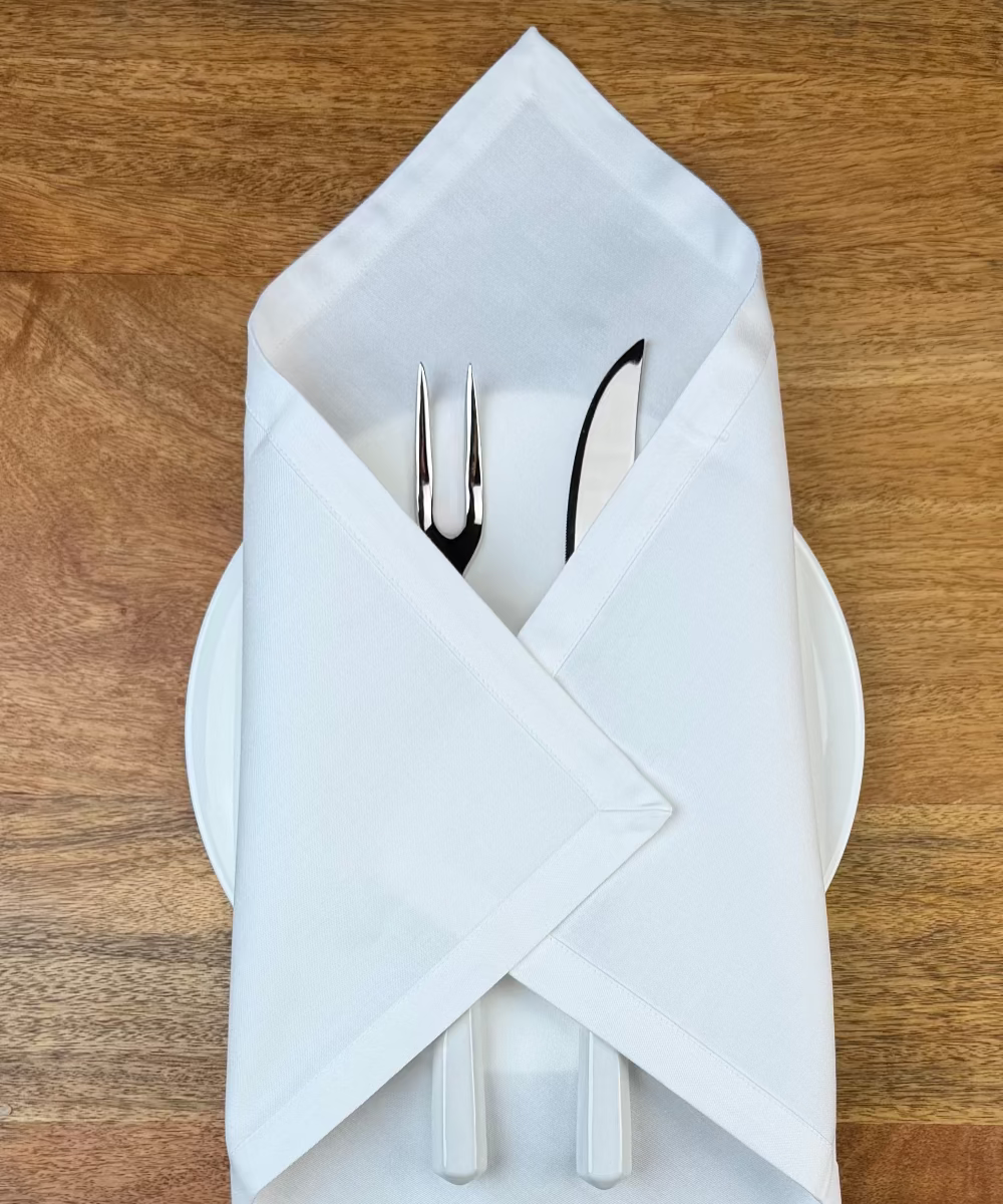 Stoffserviette weiß Como 50x50cm Nahaufnahme auf Essteller mit Besteck