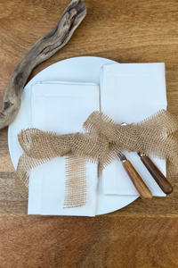 Stoffservietten Como 50x50c und 40x40cm auf Teller mit Besteck.