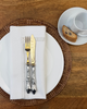 Stoffserviette weiß Fiorenze auf Teller mit Kuchenbesteck und Kaffeetasse dekoriert.