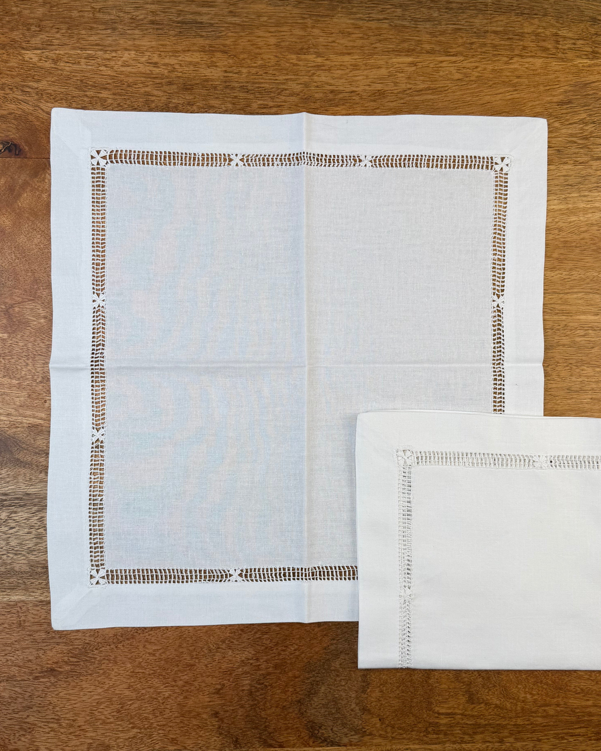 Stoffserviette aus Baumwolle 40x40cm und 50x50cm mit aufwendigem Hohlsaum in  der Farbe weiß.