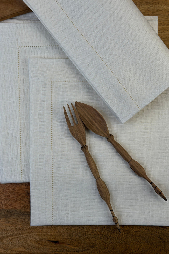 Stoffservietten Gent 60x60cm handgestickt mit Hohlsaum auf Holztisch