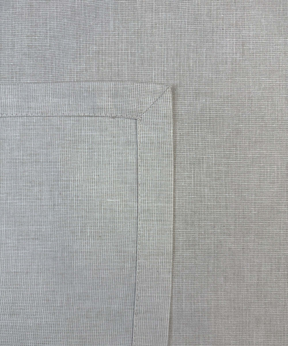 Stoffserviette Keitum Sandfarben 50x50cm Ansicht Rückseite mit Kuvertsaum oder Briefecke.