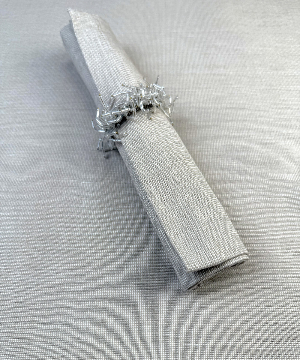 Stoffserviette Keitum 50x50cm Hellbeige mit Serviettenring.