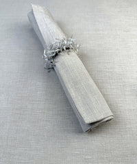 Stoffserviette Keitum 50x50cm Hellbeige mit Serviettenring.