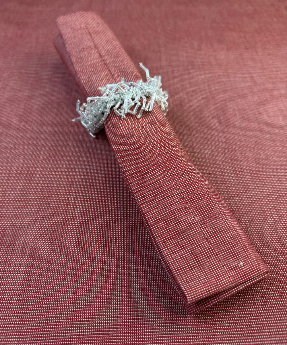 Stoffserviette Keitum Rubin 50x50cm mit weißem Glasperlen Serviettenring.