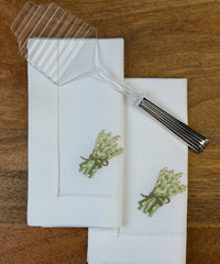 Stoffservietten Spargel 50x50cm handgestickt mit Hohlsaum auf Holztisch mit Spargelheber gedeckt.