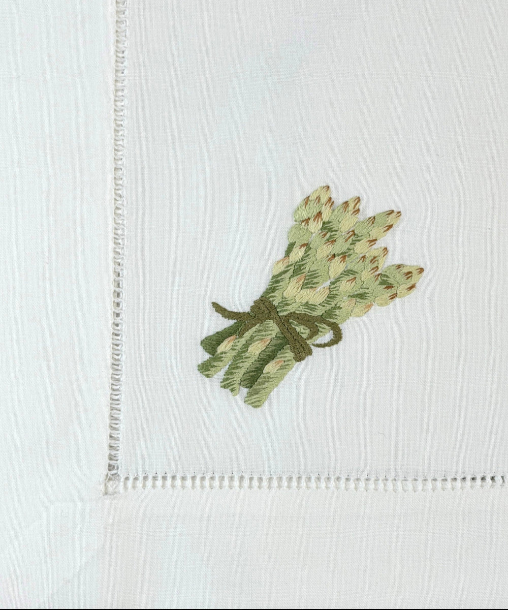Nahaufnahme der Stoffservietten Spargel 50x50cm handgestickt mit Hohlsaum.