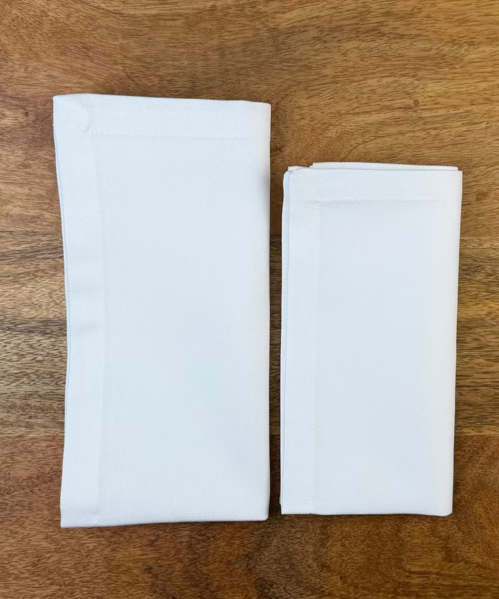 Zwei Stoffservietten Como 50x50c und 40x40cm auf Holztisch