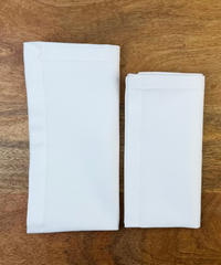 Zwei Stoffservietten Como 50x50c und 40x40cm auf Holztisch