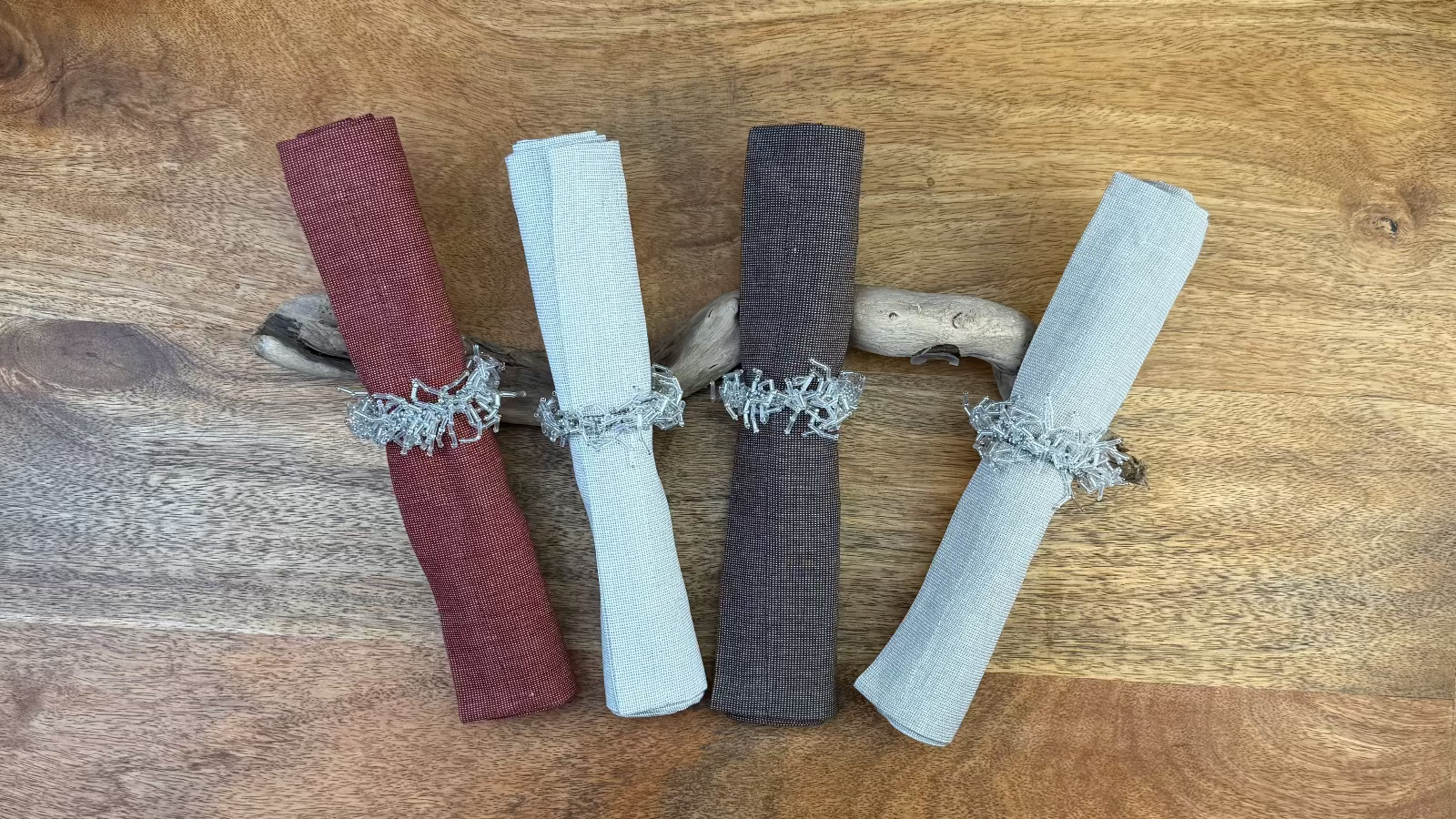 Stoffservietten Keitumin den Farben Rubin, Hell Beige, Braun und Sand.