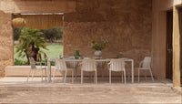Tevere Outdoor Tisch mit Tberina Outdoor Stühlen in der Farbe Corda in einem Meditteranen, teilweise überdachten Innenhof.