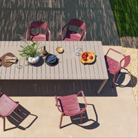 Outdoor Tisch Tevere in der Farbe Tortora von oben mit 6 Stühlen fotografiert.