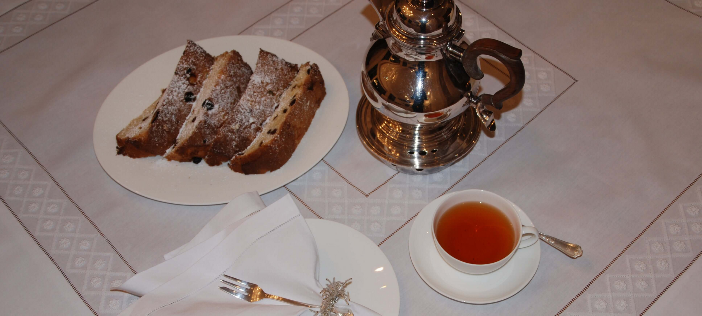 Tischdecke in Weißstickerei