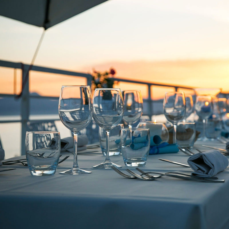 Gedeckter Tisch in einem Restaurant mit Sicht auf einen see 