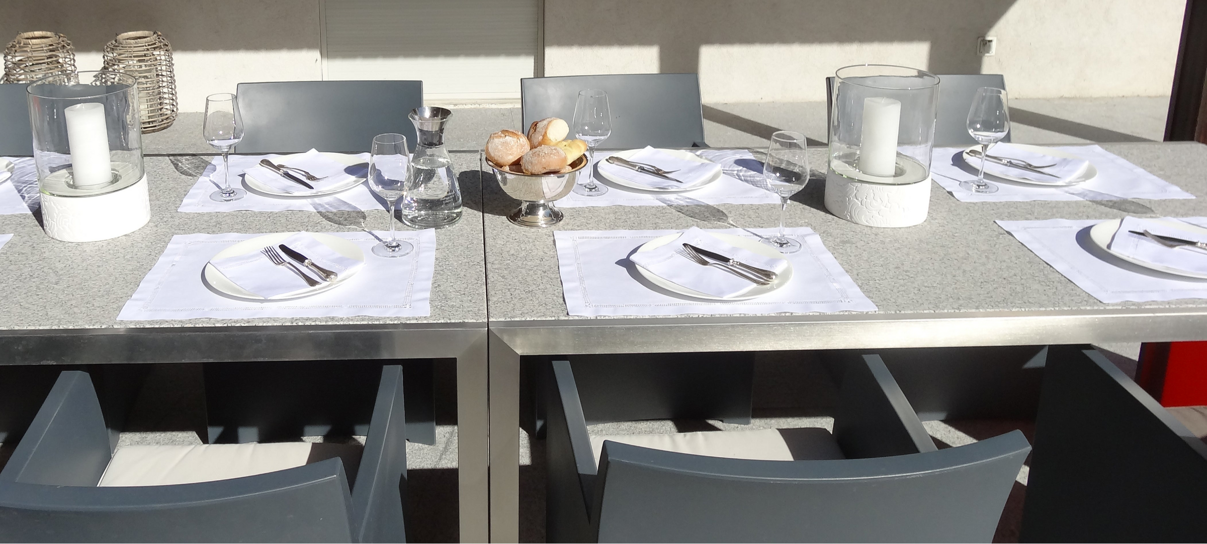 Weiße Tischsets Fiorenze auf hellem Granit  Tisch gedeckt