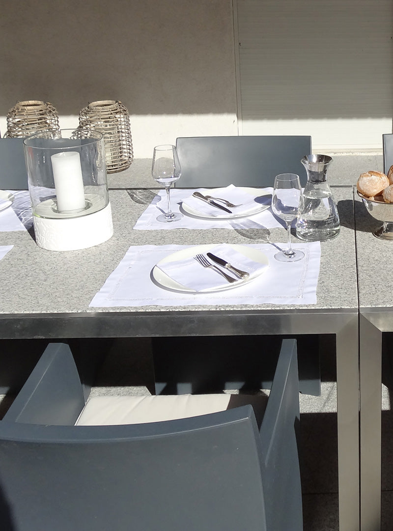 Tischsets weiß Baumwolle mit aufwändigem Hohlsaum auf Gartentisch dekoriert.