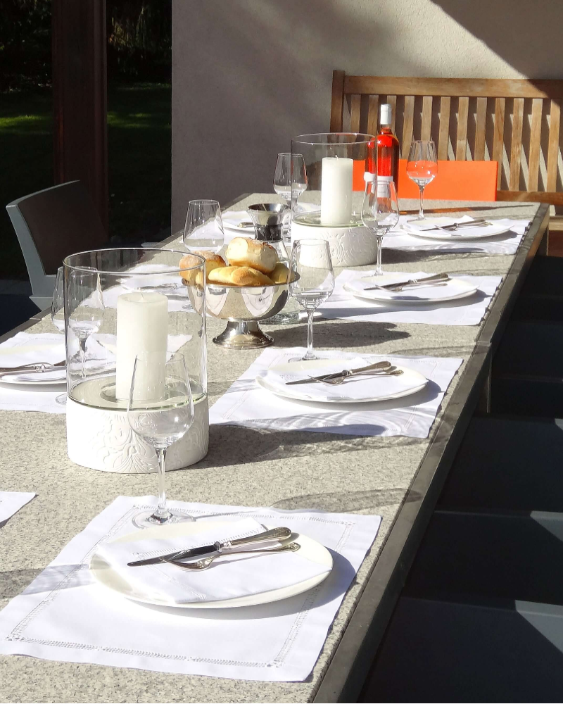 Tischsets Fiorenze auf langem Tisch auf Terrasse dekoriert