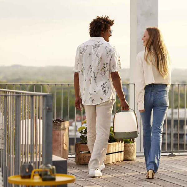 Paar mit Kooduu Lampe auf Terrasse