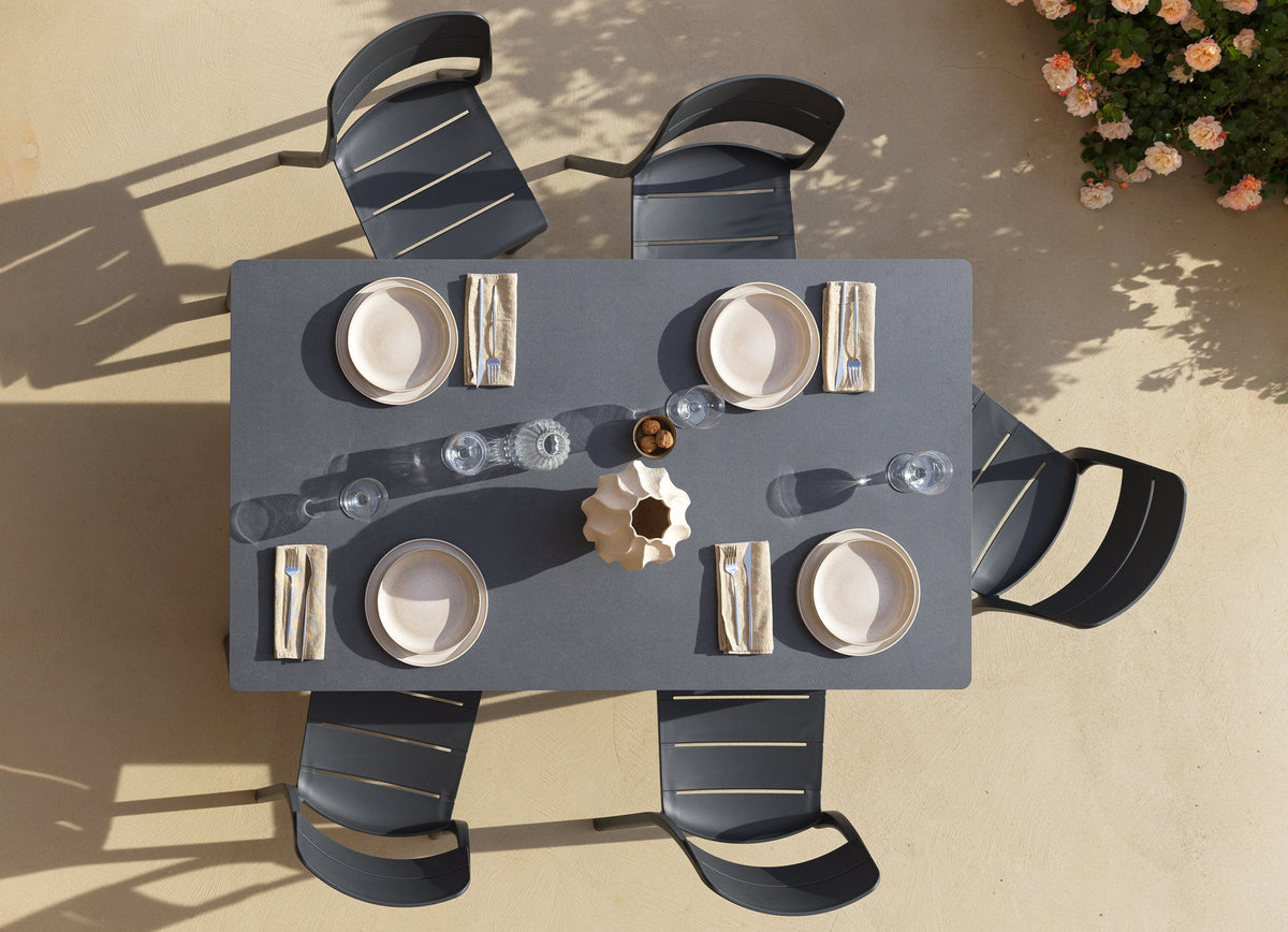 Gedeckter Tisch Piave  mit Casia Bistro Outdoor Stuhle - alles in der Farbe Antracite.